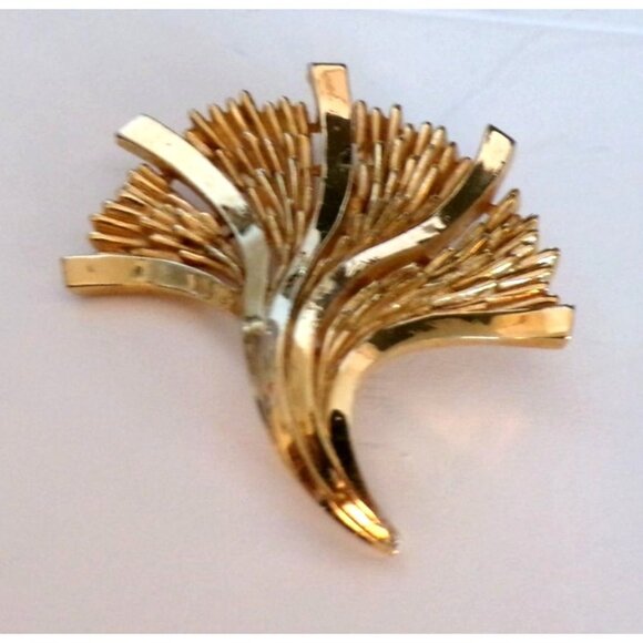 Vintage Trifari Gold Tone Brooch Pin Scalloped Design '55-'69 - Picture 1 of 8